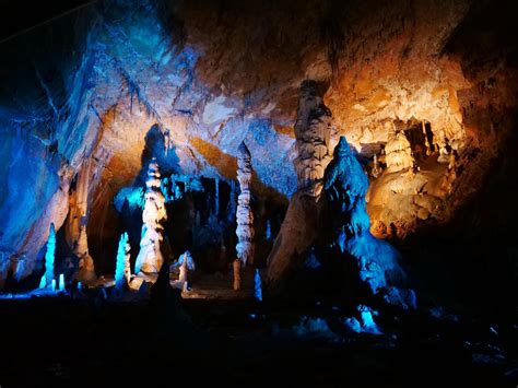  La Grotte de Xianmen, une merveille géologique illuminée par la magie des couleurs !