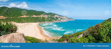 La Plage de la Baie du Soleil: Une étendue dorée baignée par les vagues bleues!