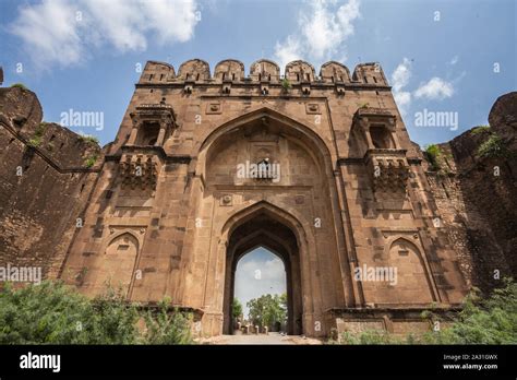 Le Fort de Rohtas: Une forteresse imposante aux mystères captivants!