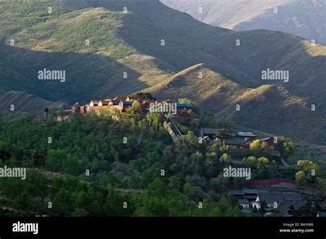 Le Mont Wutai: Sanctuaire bouddhiste majestueux au sommet d'une montagne !