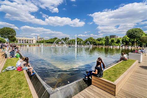 Le Parc de la Culture et du Sport: Un oasis vert au cœur palpitant d’Urumqi !