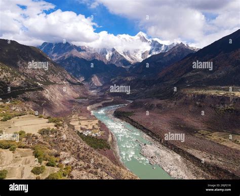 Le Lac de Namcha Barwa : Un joyau turquoise niché au cœur d'une vallée verdoyante !